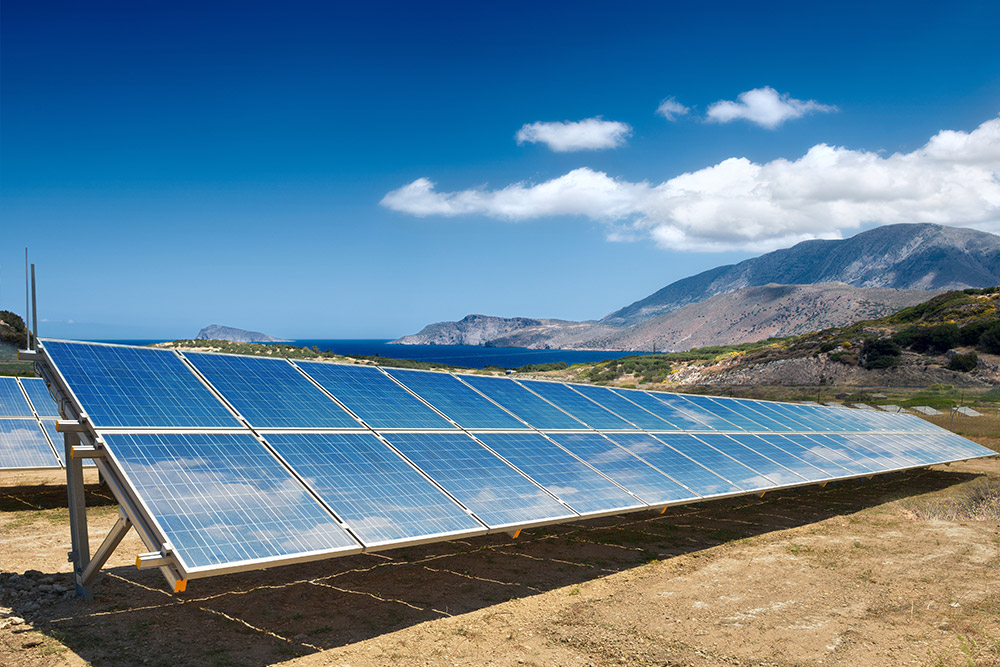 Solar Freiflächenanlage in bergiger Landschaft am Meer